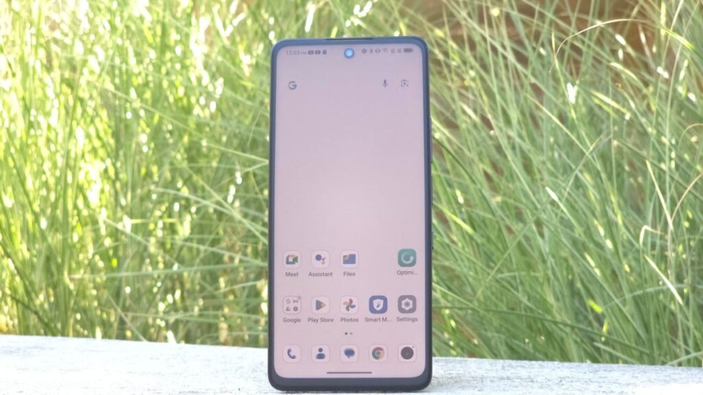 I switched to this paper-like TCL phone for a week, and my tired eyes finally got a break
