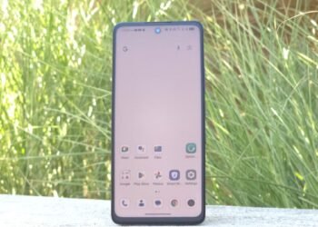 I switched to this paper-like TCL phone for a week, and my tired eyes finally got a break