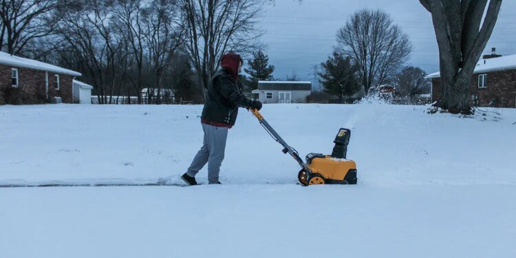 I tested DeWalt’s electric snow blower over the weekend – it put my gas model in the dirt I tested DeWalt’s electric snow blower over the weekend – it put my gas model in the dirt