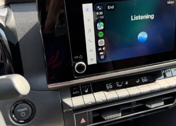 I tested ChatGPT and Perplexity AI as my CarPlay voice assistants – both made Siri look bad