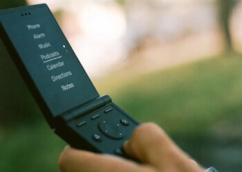 Stop scrolling: Light’s 9 flip phone and its retro specs could change your life