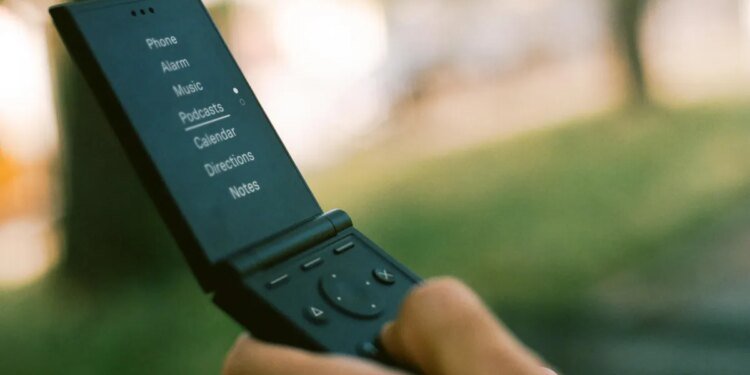 Stop scrolling: Light’s 9 flip phone and its retro specs could change your life
